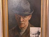 tableau représentant un homme coiffé d'un chapeau et photo d'un homme moustachu