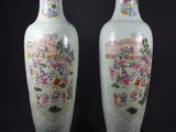deux vases posés sur une table noire
