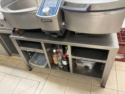 une photo d'une cuisine professionnelle équipée de deux éviers et d'un plan de travail
