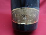 une bouteille de vin posée sur une table