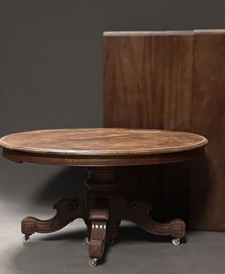 une image représentant une table en bois munie de roulettes, posée sur une surface grise