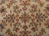 un tapis très ancien orné de nombreuses fleurs
