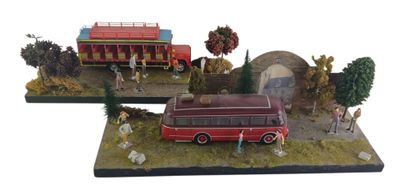 une maquette d'un bus rouge et un bus rouge avec des passagers à bord