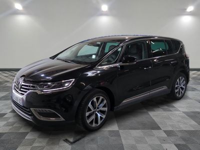 La camionnette noire est garée sur un sol en damier dans un garage.