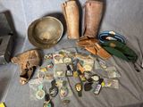 un grand nombre d'objets posés sur une table