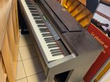 un piano exposé dans un magasin