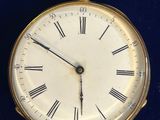 une horloge en or avec des chiffres romains sur le cadran