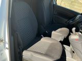 l'intérieur d'une voiture avec la porte ouverte et le siège du conducteur abaissé