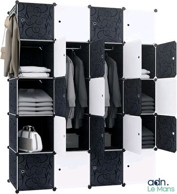 une armoire en noir et blanc remplie de vêtements