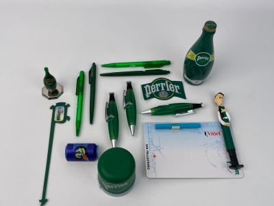 un grand nombre d'objets posés sur une table