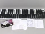 un clavier sur lequel sont posées de nombreuses cartes