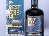 une photo d'une bouteille d'alcool à côté d'un carton de bière