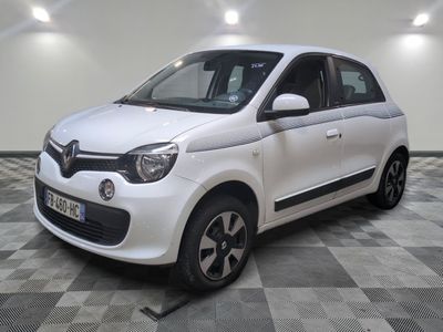la photo d'une petite voiture blanche garée dans un garage