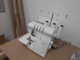 une machine à coudre posée sur une table dans une pièce