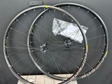 une paire de jantes de vélo exposée devant un mur gris