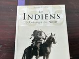 le livre est posé sur une table sur laquelle se trouvent un cheval et une personne