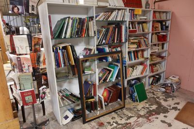 une bibliothèque sur laquelle sont posés de nombreux livres