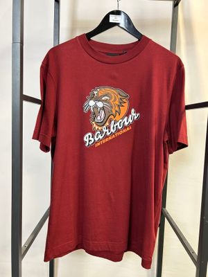 un t-shirt rouge avec une tête de tigre sur le devant