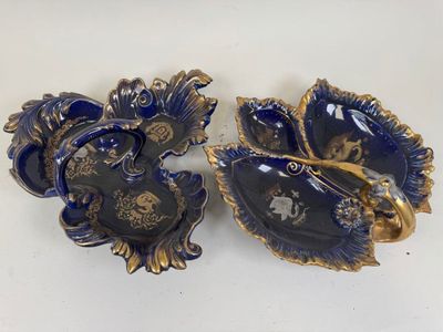 paire de plats en forme de poisson bleu et or sur fond blanc