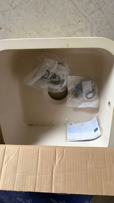 une boîte contenant des toilettes, elle-même placée dans une boîte