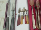une boîte contenant un service d'argenterie sur une table