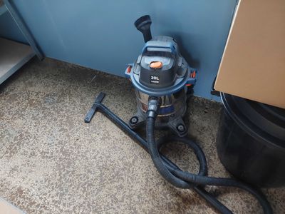 un aspirateur posé sur le sol à côté d'un mur