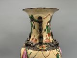 un vase avec un motif floral sur une table