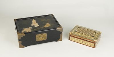 deux boîtes posées l'une à côté de l'autre sur une table