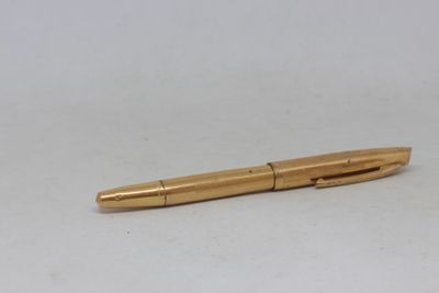 a pen that is laying on a table