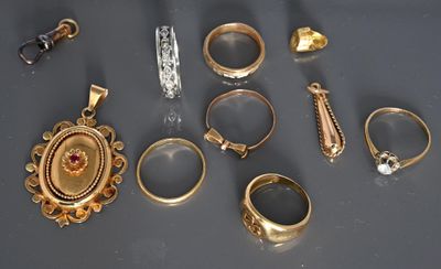 beaucoup de bagues en or et de bagues posées sur une table