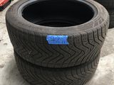 deux pneus sont empilés l'un sur l'autre dans un garage