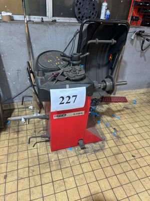 une photo d'une machine à démonter les pneus dans un garage