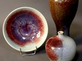 deux vases et un bol posés sur une table