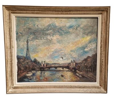 Un tableau représentant la tour Eiffel est présenté dans un cadre doré.