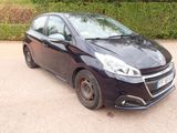 la photo d'une petite voiture noire garée dans un parking