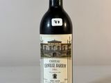 une bouteille de vin posée sur une table