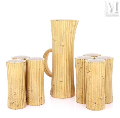 trois vases et une cruche posés les uns à côté des autres
