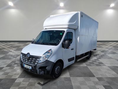 une photo d'un camion de livraison blanc garé dans une pièce