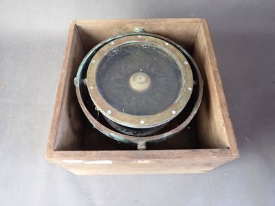 une boîte en bois contenant un objet en métal