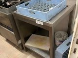 une image d'une cuisine avec un évier et une cuisinière
