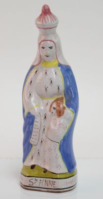 un gros plan sur une figurine représentant une femme tenant un enfant dans ses bras