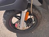 un gros plan d'un pneu de moto dans la rue