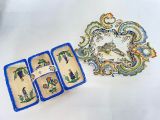 trois assiettes à motifs différents posées sur une table