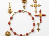 un assortiment de bracelets et de boucles d'oreilles composés de perles dorées et de corail