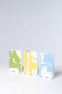 trois blocs de couleurs différentes sur lesquels figurent l'image d'un chat et d'un chien