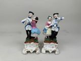 paire de figurines en porcelaine représentant un homme et une femme jouant de la flûte