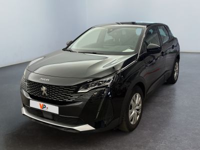 La voiture noire est garée dans la pièce vide de l'immeuble.