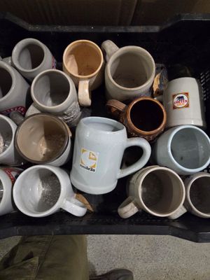 de nombreuses tasses à café dans un récipient noir