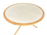 une petite table ronde avec un piètement en bois et un plateau blanc
