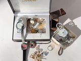 une boîte avec un tas de bijoux à l'intérieur